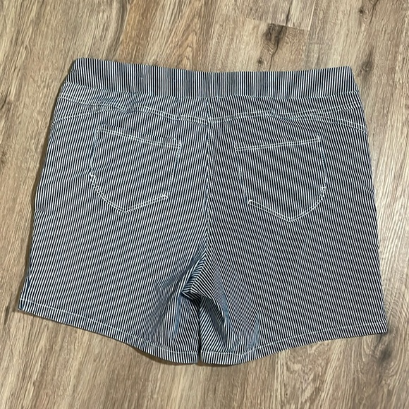 Liz Claiborne Striped Pull On Stretchy Jean Shorts Denim Size 16 - Picture 6 of 6